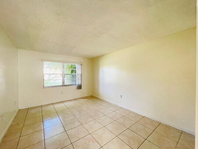 Building Photo - 4354 NW 9th Ave
