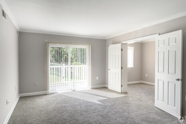 2BR + Den, 2BA - 870SF - Living Room - Oxon Hill Village