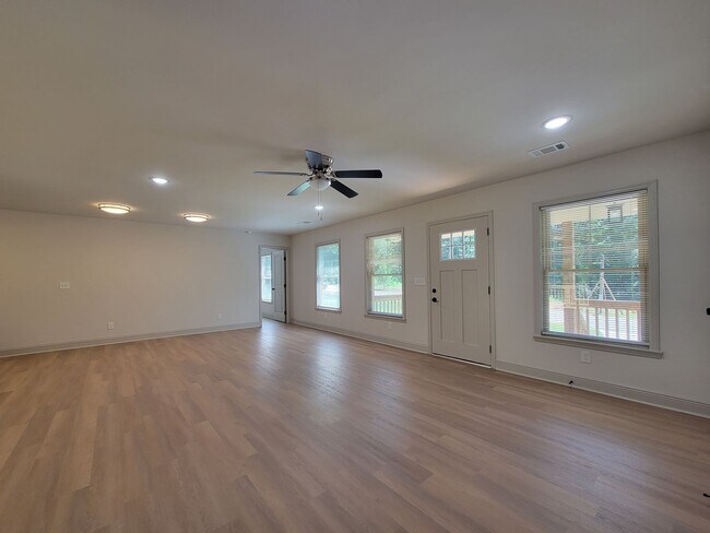 Foto del edificio - Build to Rent 4 Bdrm Lake Access - Luxury flooring -Stainless steel appliance - Covered Porch