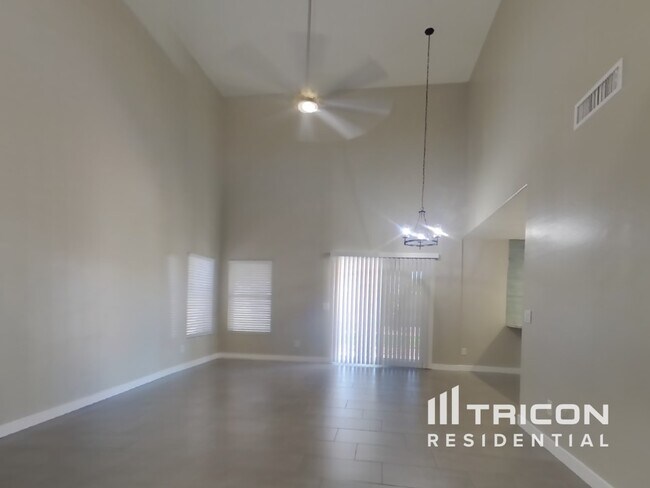 Building Photo - 11817 W Poinsettia Dr