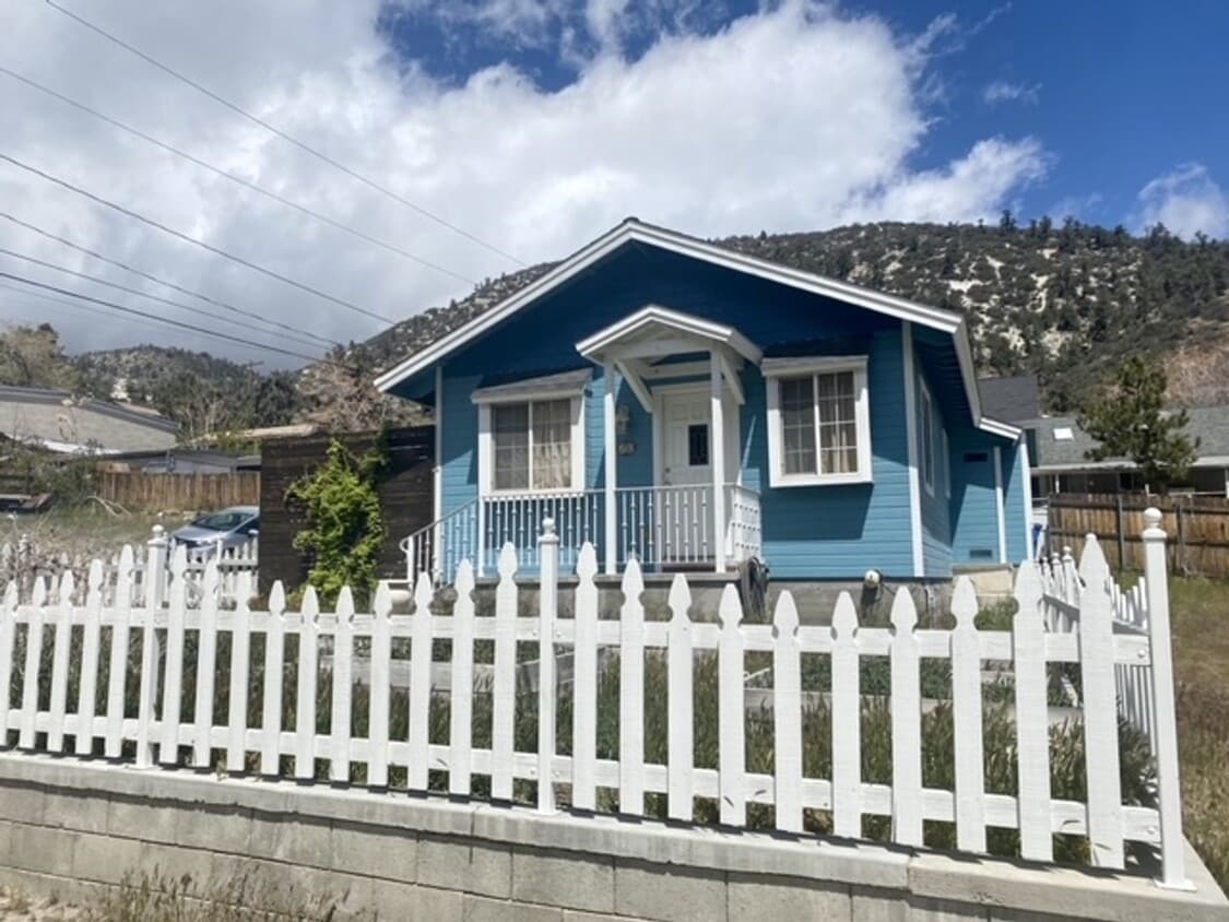 Foto principal - Charming 3-Bedroom Cottage with Fenced Yar...