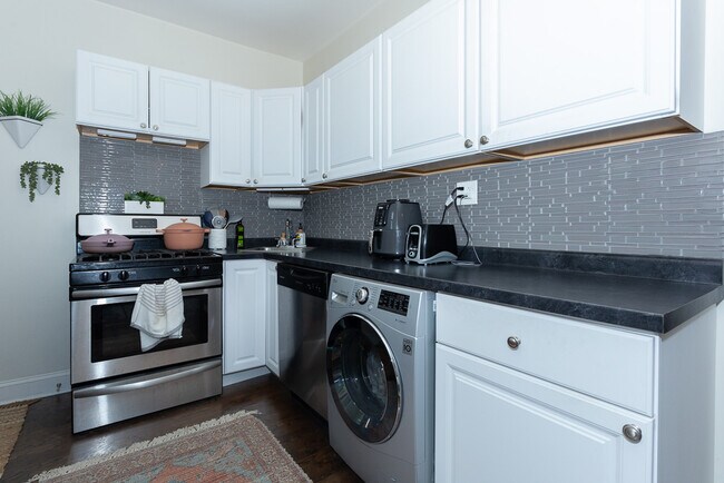 Building Photo - 3703 N Hoyne Ave