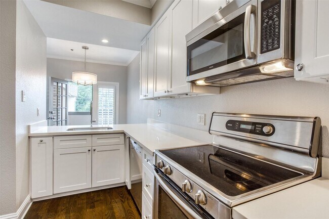 Building Photo - Beautiful 1-Bedroom 1.5-Bath 2 Story Condo...