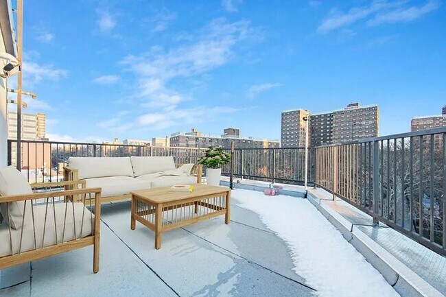 Foto del edificio - Furnished room/NOT APARTMENT