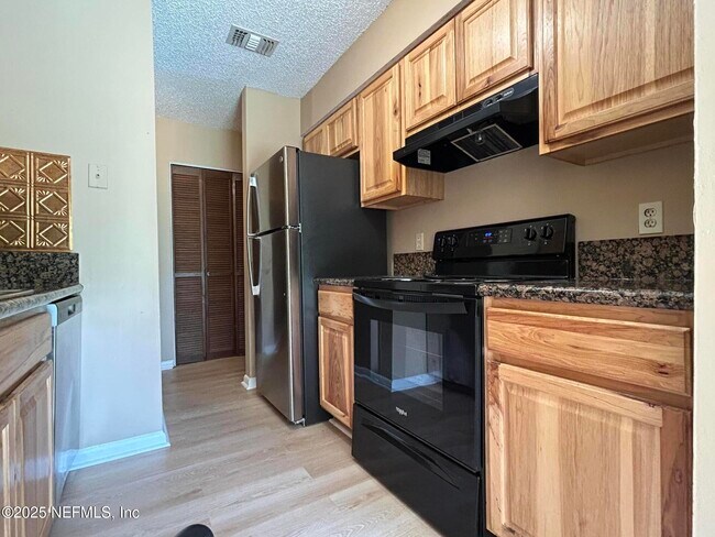 Foto del edificio - 808 Meadowbrook Dr