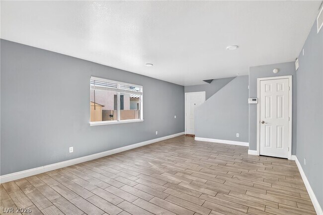 Foto del edificio - 7520 Bowles Dr