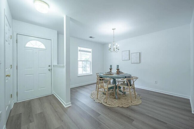 Foto del edificio - Available now. Great 2 BR/2 BA PARTIALLY FURNISHED Home in Meridian Place!