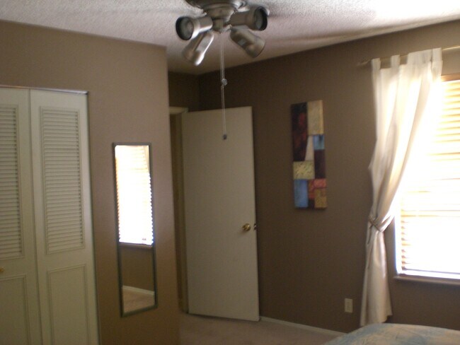 Foto del edificio - Two bedroom, one bathroom, third floor con...