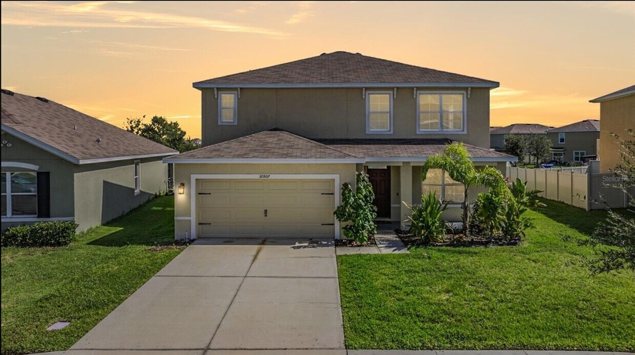Foto principal - Stunning 5BR House in Wesley Chapel Lagoon Community
