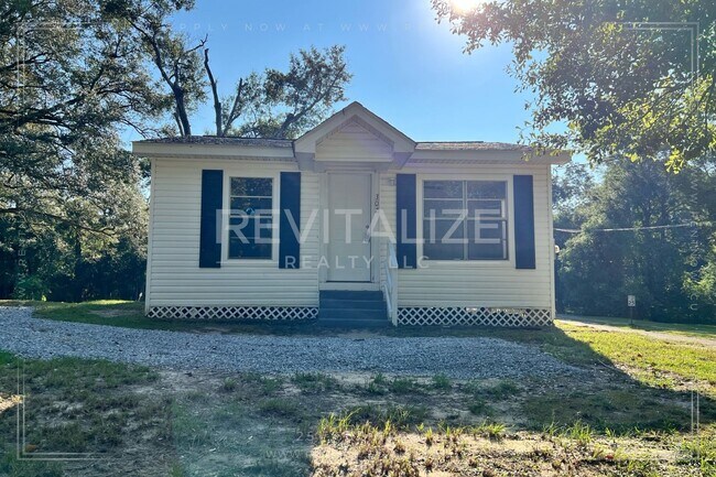 Building Photo - Beautiful Renovated 3 Bedroom 1 Bathroom h...