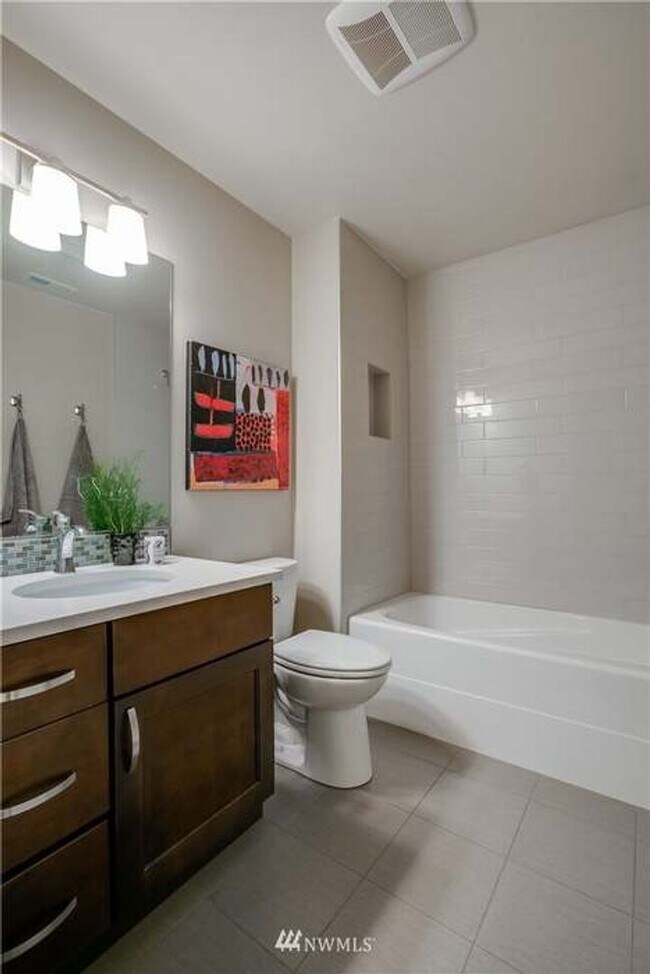 Foto del edificio - Beautiful 5 Bedroom 4 Bathroom Home in Lake Forest Park!