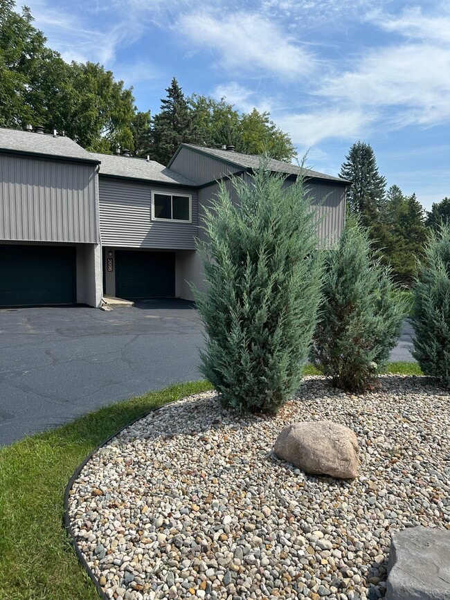 Building Photo - 2096 Fox Hollow Dr