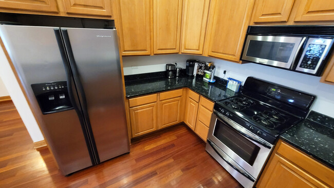 Kitchen - 1644-1 W Le Moyne St