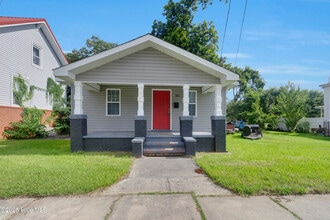 Building Photo - 915 Elm St