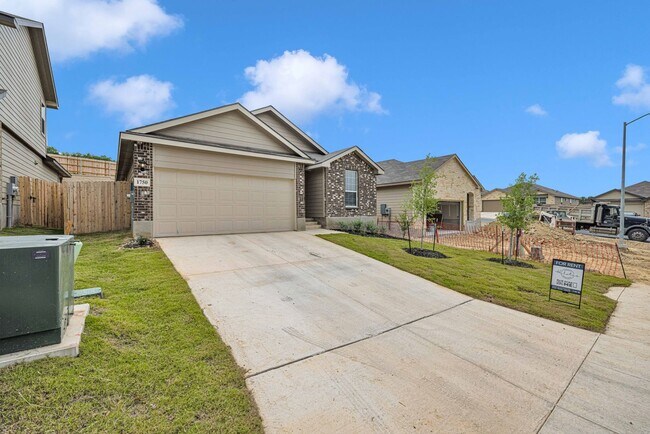 Foto del edificio - Beautiful 3 Bedroom/2 Bathroom Single Stor...