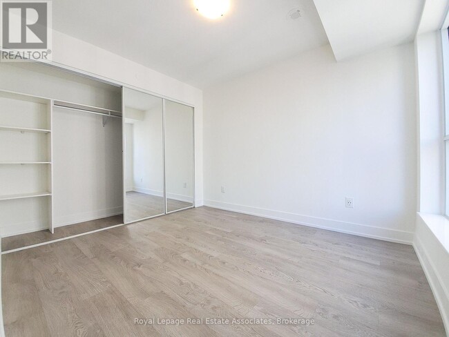 Photo du bâtiment - 5 Mabelle Ave