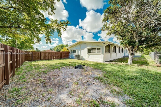 Foto del edificio - 815 NW 124th St