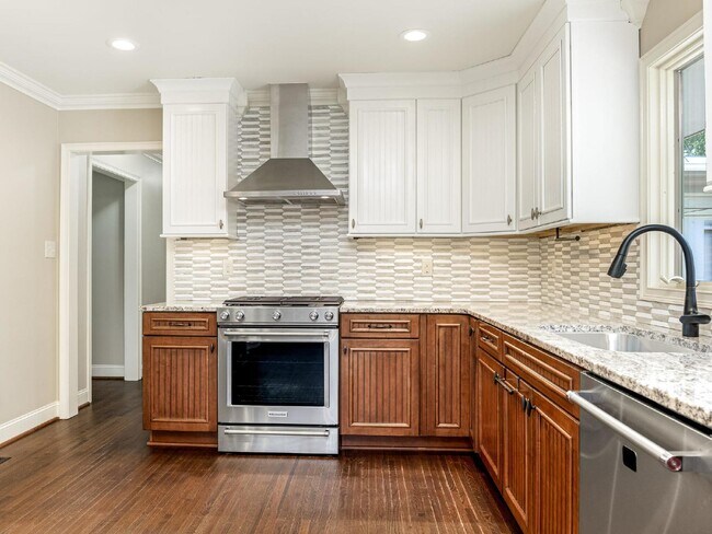 Building Photo - Perfect location right off of Lawyers rd!