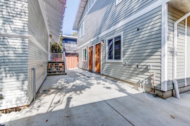 Building Photo - 1225 W 37th Pl
