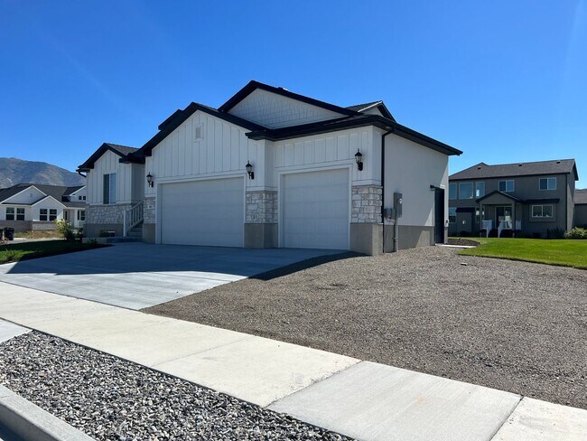Foto del edificio - 6 Bedroom 3 Bathroom Home in Stansbury Par...