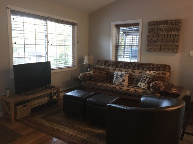 Living room - 105 Lakeside Dr