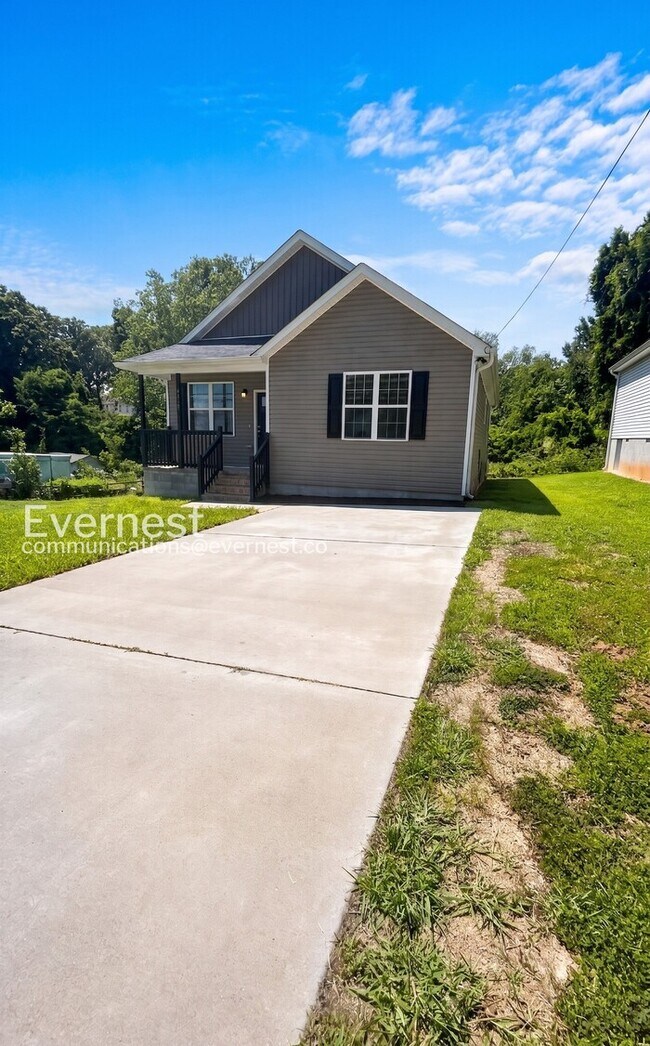 Foto del edificio - 3 Bed/2 Bath Home with Off-Street Parking / Pet-Friendly / Available Now!