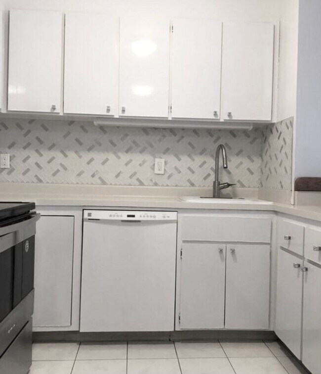 Foto del edificio - Recent Rent Decrease on this Gorgeous One ...