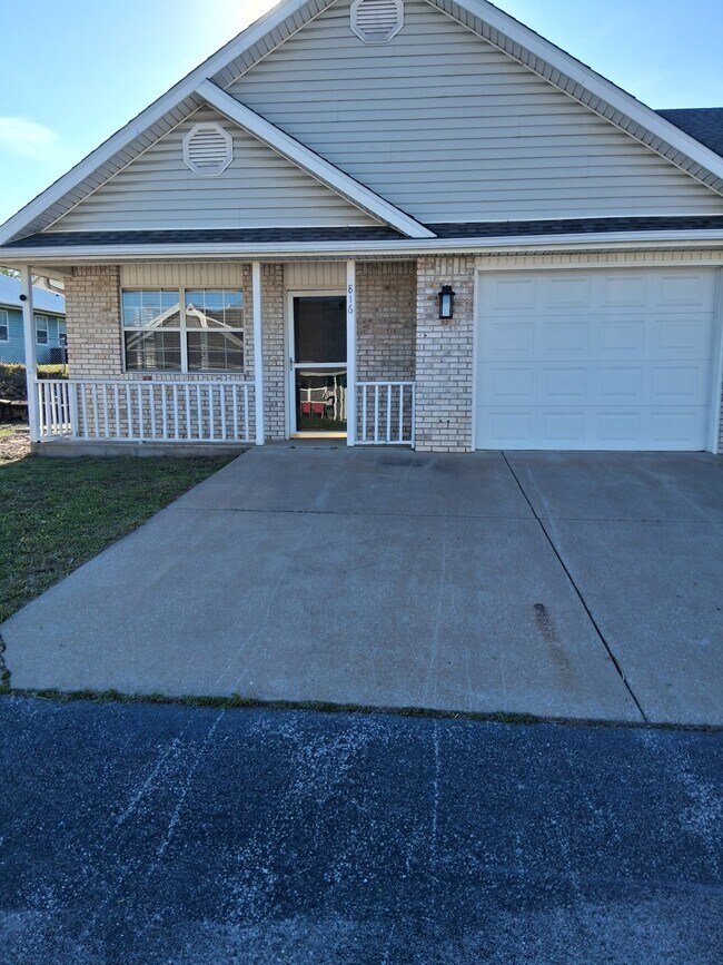 Building Photo - 816 Greenwood Dr