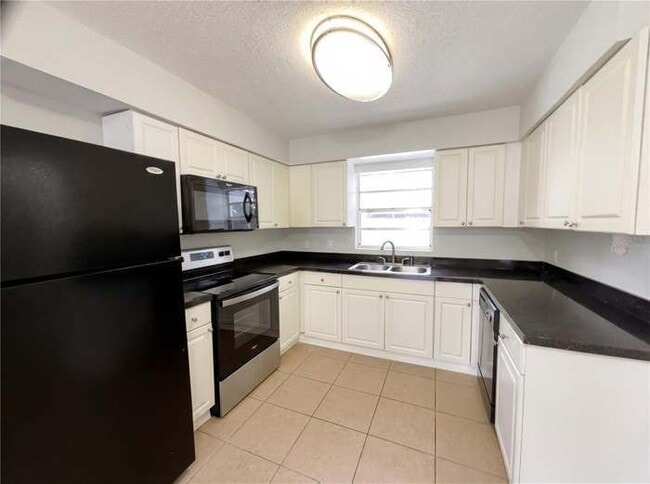 Foto del edificio - 8318 Chenille Dr