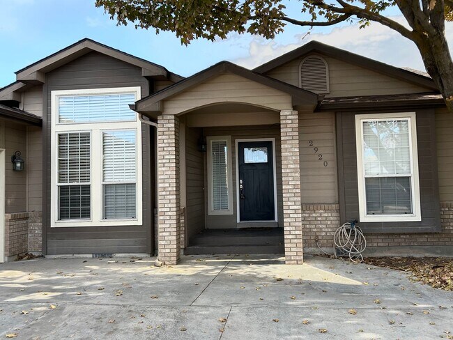 Building Photo - Beautiful 3 Bedroom 2 Bathroom Home