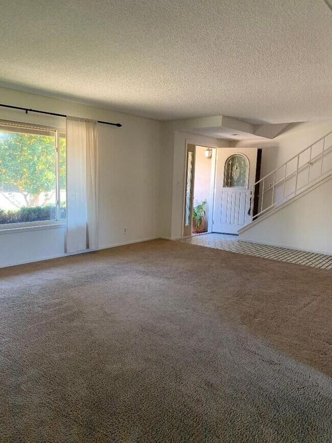 Building Photo - Hidden Valley 3 Bedroom Home - Available Now