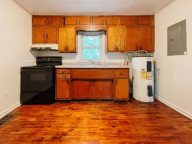 Building Photo - Coming Soon! Cozy 2 Bed / 1 Bath Home — Pet Friendly!