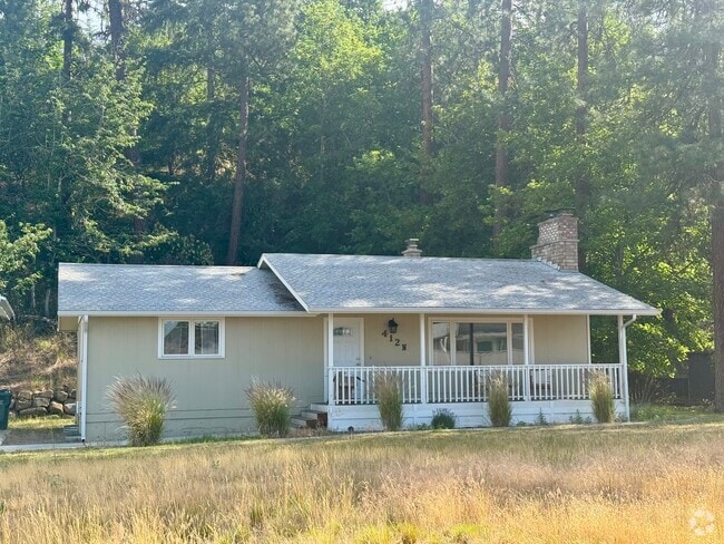 Building Photo - 412 N Lilac Ln