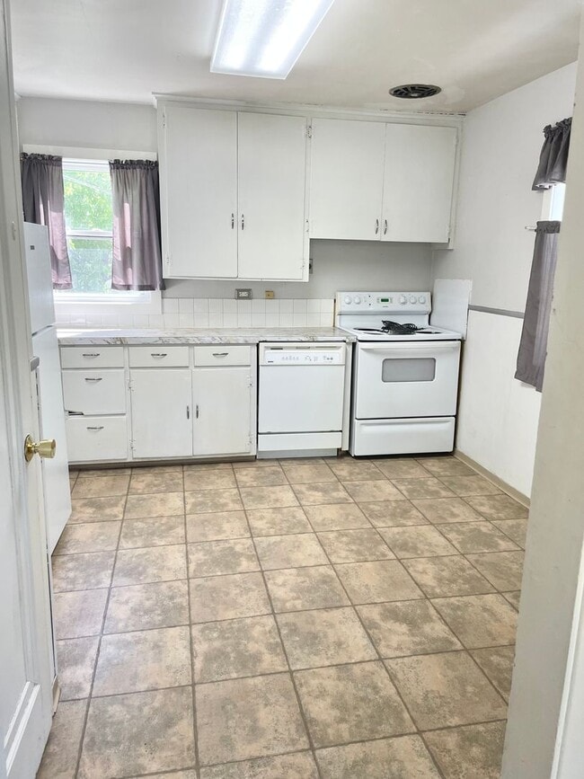 Building Photo - South Moorhead -4 bedroom 2 Bathroom -