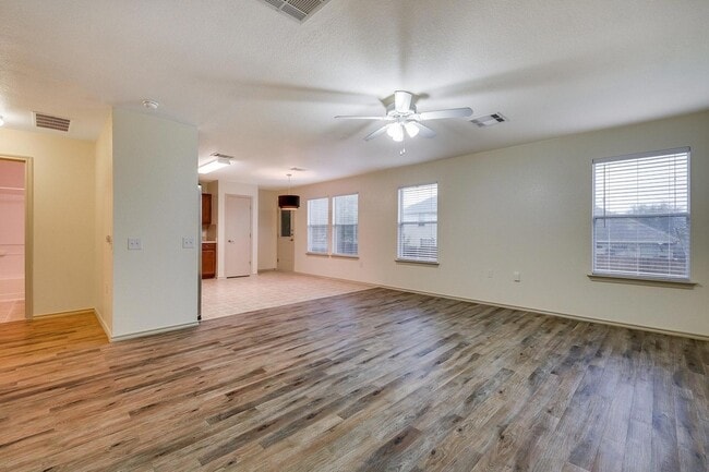 Building Photo - 5909 Silver Screen Dr