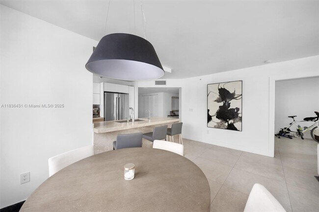 Building Photo - 1155 Brickell Bay Dr