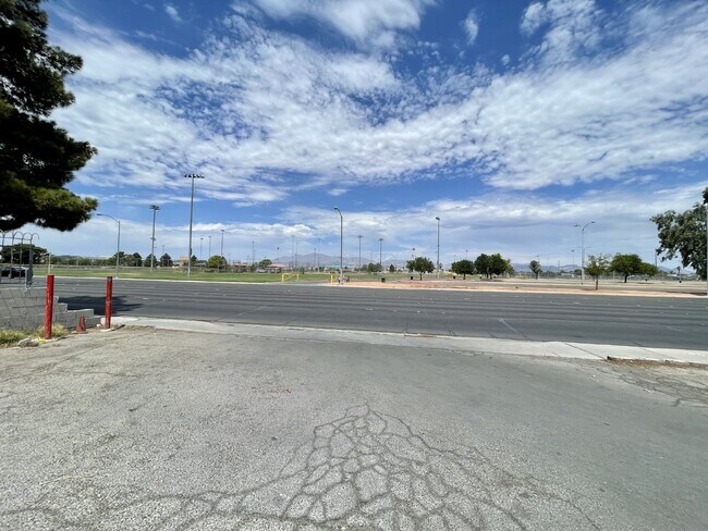 Foto del edificio - HIVE SUMMER MOVE-IN SPECIAL: DOWNSTAIRS CONDO | RECENLY REHABBED 2 BEDROOM 1 BATH | ACROSS FROM C...