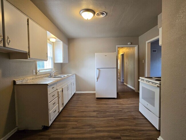 Foto del edificio - PRICE REDUCTION - AVAILABLE NOW!