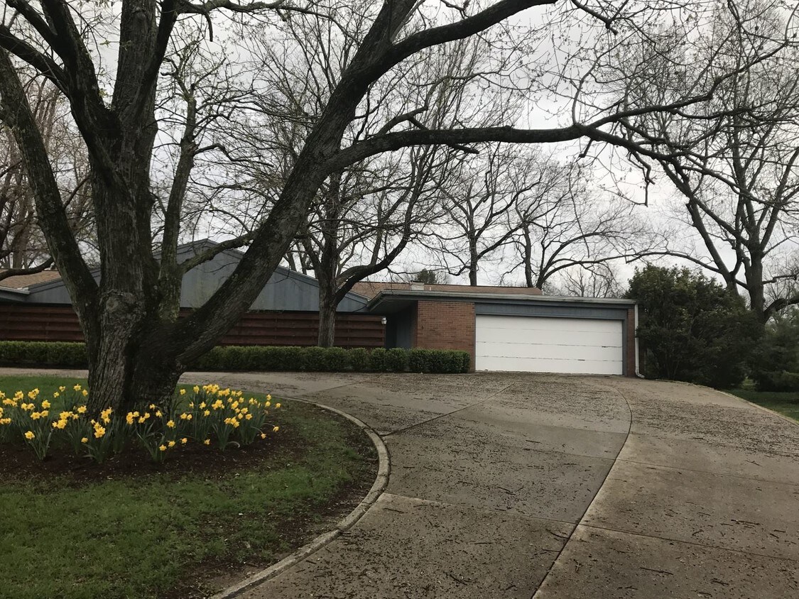 Primary Photo - 66 E Long Ridge Rd