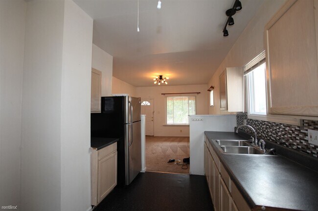 Building Photo - 3 br, 2 bath House - 628 Ashland St