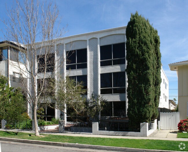 Building Photo - 340 S Elm Dr