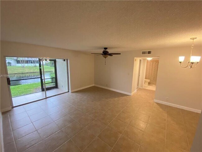 Foto del edificio - 713 Gardens Dr