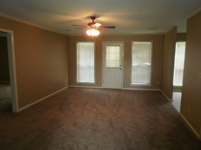 Building Photo - Newly Rennovated in a Great Location!!