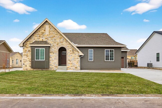 Building Photo - HIGH-END COMFORT!! 4 Bedroom, 3 Bathroom Home in Ankeny!