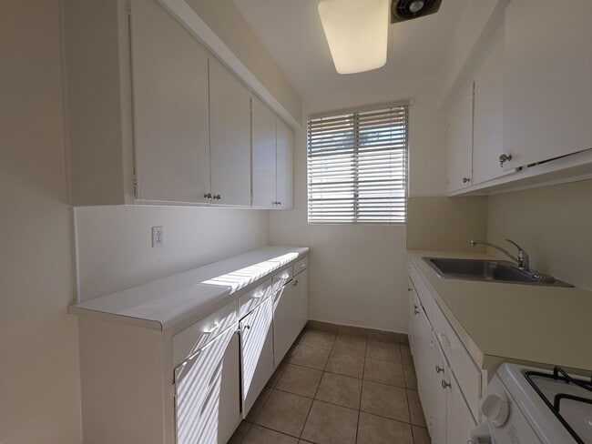 Building Photo - ***MOVE IN SPECIAL!!!*** Second floor 1 bedroom, 1-Bathroom Apartment located Sherman Oaks