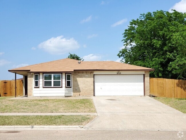 Building Photo - 2705 Casey Dr