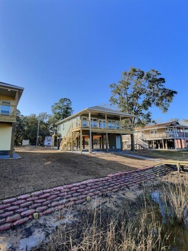 Building Photo - Fully furnished 2-bedroom house on the bayou!
