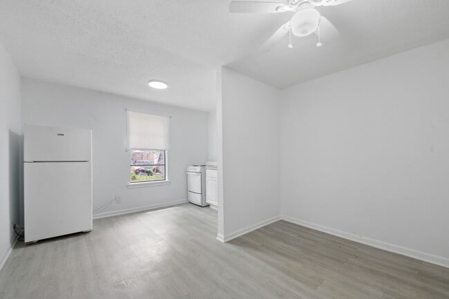Building Photo - 806 E Emily Ave