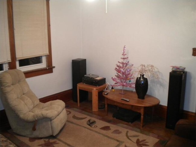Building Photo - 2 Bed/1 Bath Upper