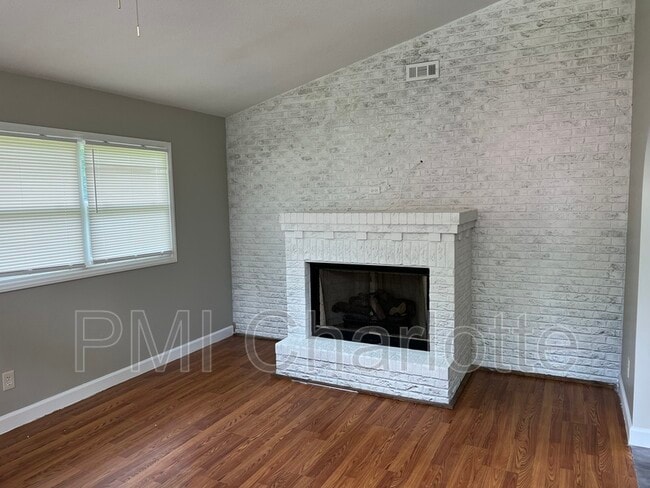 Building Photo - 1100 Vickery Dr